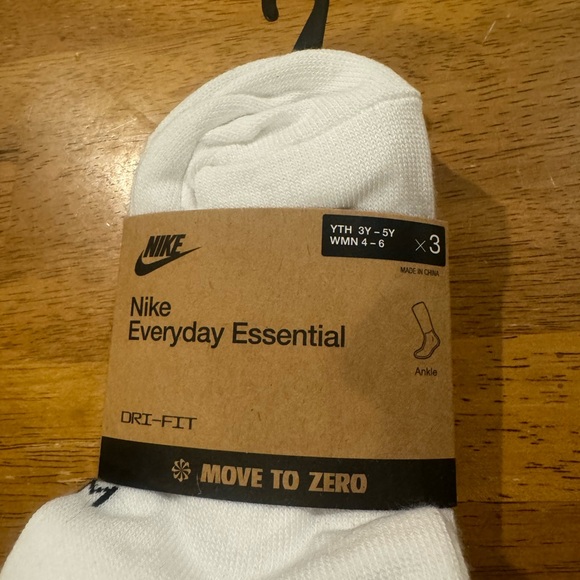 Nike Women’s Youth Dri Fit Ankle Socks 3 Pair White Small DX5080 100 New W Tags - Picture 2 of 5